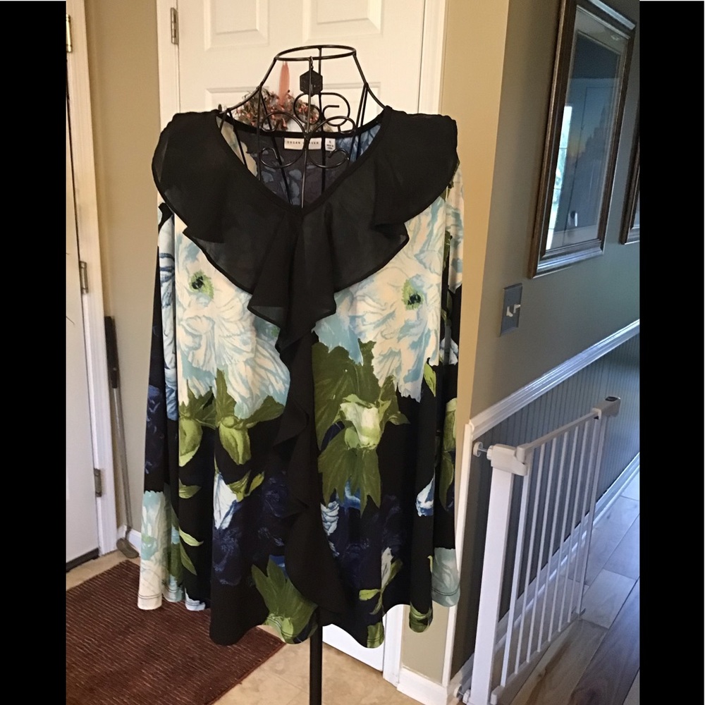 Beautiful top by Susan graver very elegant in excellent condition.